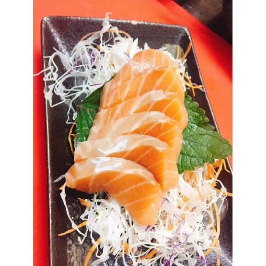 SASHIMI CÁ HỒI. CÁ HỒI SỐNG ( lưu ý nếu ăn sống không được quí khách yêu cầu quán làm chín )