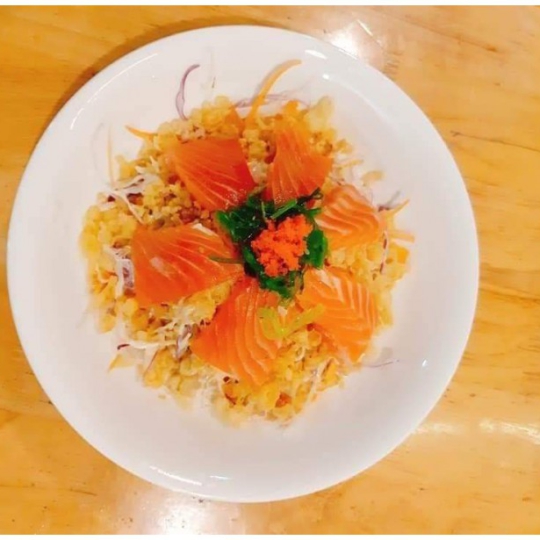 salada . xà lách cá hồi sống hoặc làm chín 